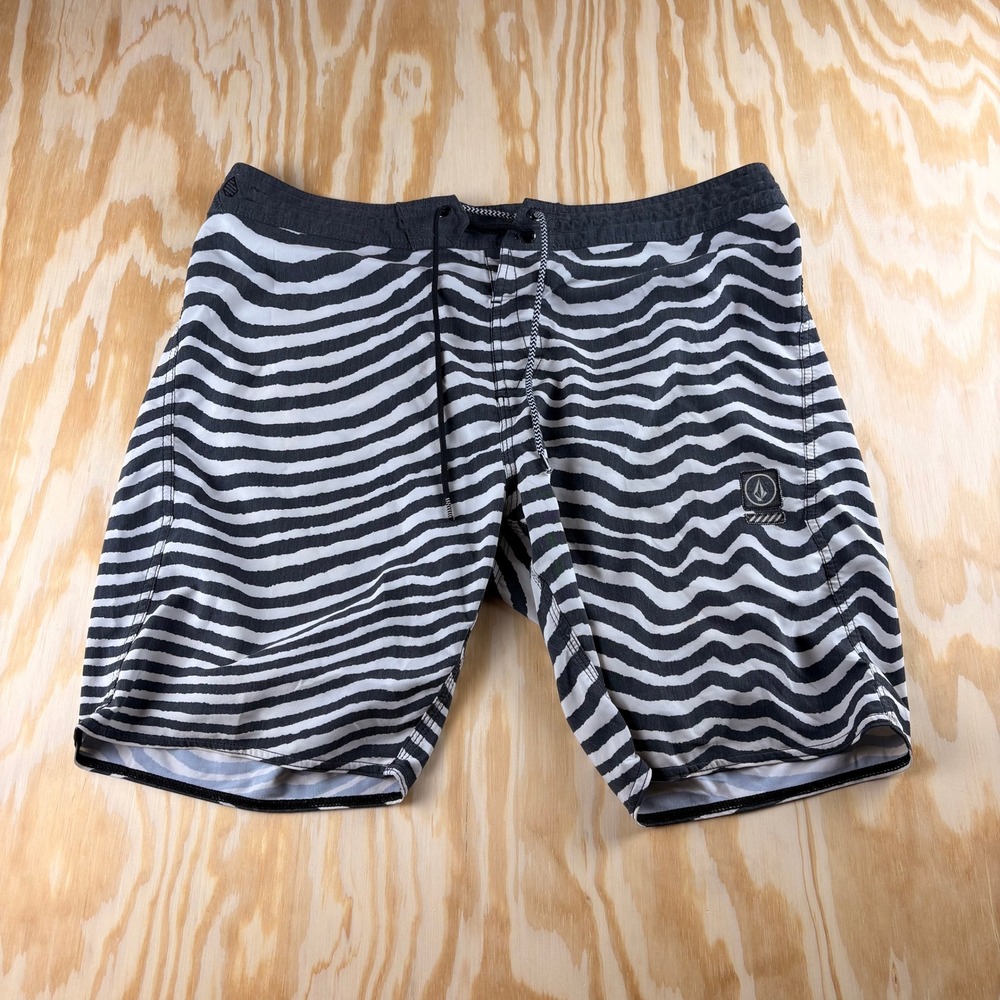 Volcom Slingers Mens Board Shorts 36 Black White Zebra Stripe Wavy Swim Trunks